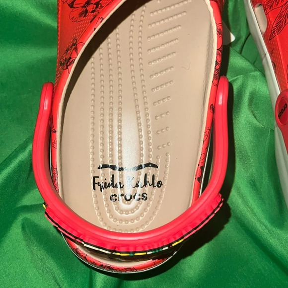 NWT Frida Kahlo x Crocs size Women’s 12 / Men’s 10 - Picture 8 of 12